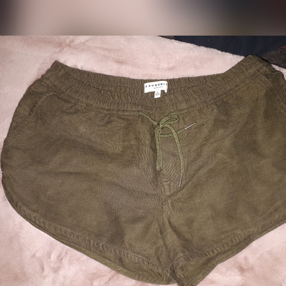 Community shorts with linen
